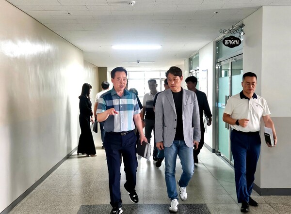 인천광역시의회 이용창 교육위원장이 최근 루원중학교를 방문해 커뮤니티 시설을 점검하는 중이다, 사진 / 인천광역시의회 제공