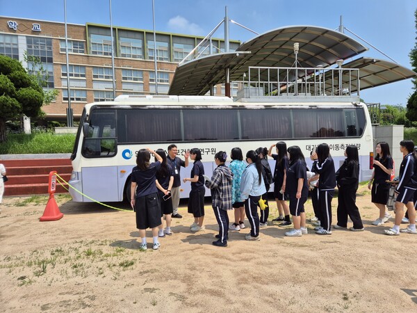 인천광역시교육청과 협력해 ‘학교 중심의 글로벌 톱텐 환경도시 In-Ch-E-On* 조성’ 사업을 진행 중이다, 사진 / 인천광역시 보건환경연구원 제공