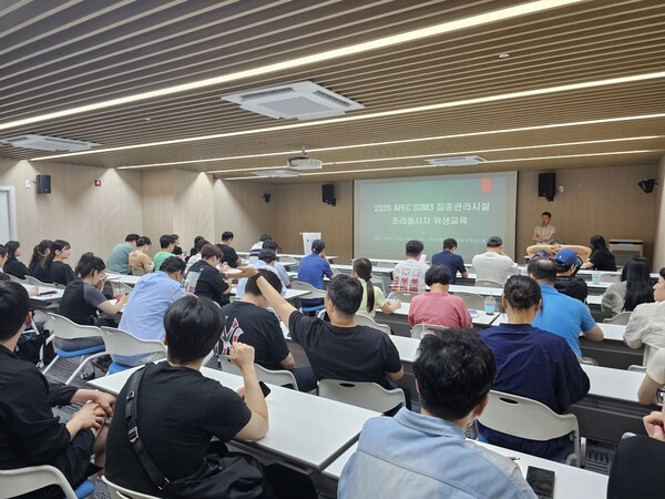 식음료 시설의 조리종사자 등을 대상으로 특별 위생교육을 진행 중이다, 사진 / 인천광역시청 제공