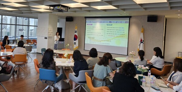 유치원 방과후 업무지원단(컨설턴트) 상반기 활동 결과 나눔을 위해 중간 성과보고회를 진행 중이다, 사진 / 경기도교육청 제공