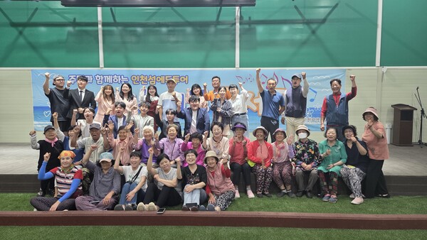 상반기 학생재능기부형 ‘인천섬에듀투어’를 진행 후 기념 사진을 촬영 중이다, 사진 / 인천광역시교육청 제공