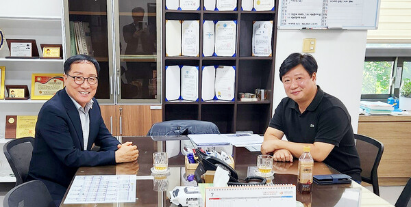 인천광역시의회 한민수 의원과 인천남동구의회 황규진 총무위원장이 면담을 진행 중이다, 사진 / 인천광역시의회 제공