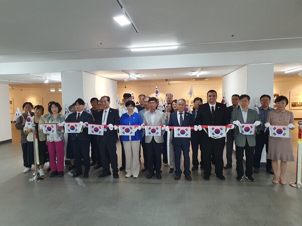 학생교육문화회관 가온갤러리에서 특별전 ‘독립운동가 최재형과 고려인 160년 역사’를 개최하는 기념 사진을 촬영 중이다, 사진 / 인천광역시교육청 제공