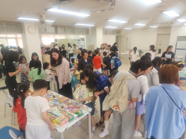 도내 28개 거점형 늘봄센터의 ‘1센터 1브랜드’ 기반 지역 특화 프로그램 내실화를 위해 권역별 컨설팅을 운영 중이다, 사진 / 경기도교육청 제공