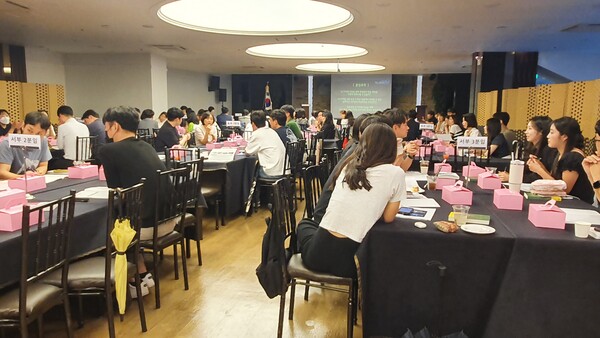 관내 초등 교원 120명을 대상으로 ‘AI 디지털교과서 활용(예정)교 연합 워크숍’을 공동 개최 중이다, 사진 / 인천광역시교육청 제공