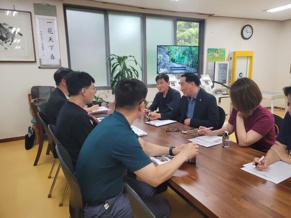인천형 스마트경로당 현장을 방문해 디지털 복지기기 운영 실태 점검과 함께 경로당 노인들과 소통하며 이용 현황 및 개선 의견을 듣는 중이다, 사진 / 인천광역시의회 제공
