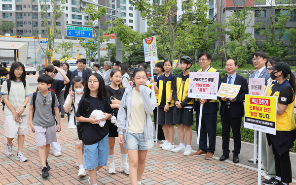 개인형 이동장치(PM) 및 픽시 자전거의 위험성을 알리는 교통안전 캠페인을 진행 중이다, 사진 / 인천광역시교육청 제공