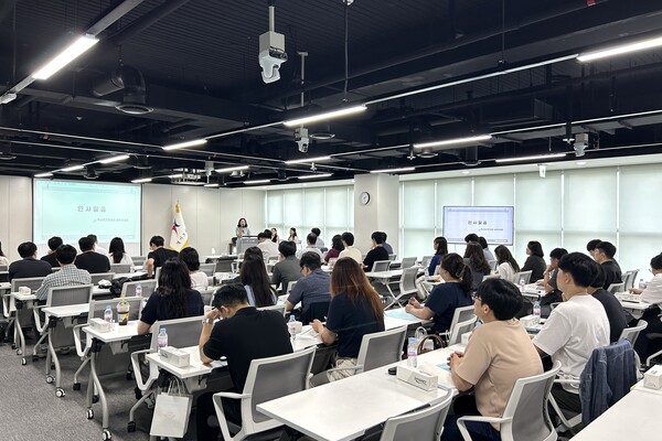 25개 지역교육지원청 업무담당자 100여 명을 대상으로 ‘공간재구조화사업 지원 찾아가는 연수’를 진행 중이다, 사진 / 경기도교육청 제공