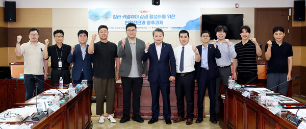 인천광역시의회 산업경제위원회에서 ‘청라 커낼웨이 상권 활성화, 현황과 향후 과제’를 주제로 토론회를 개최 후 기념 사진을 촬영 중이다, 사진 / 인천광역시의회 산업경제위원회 제공