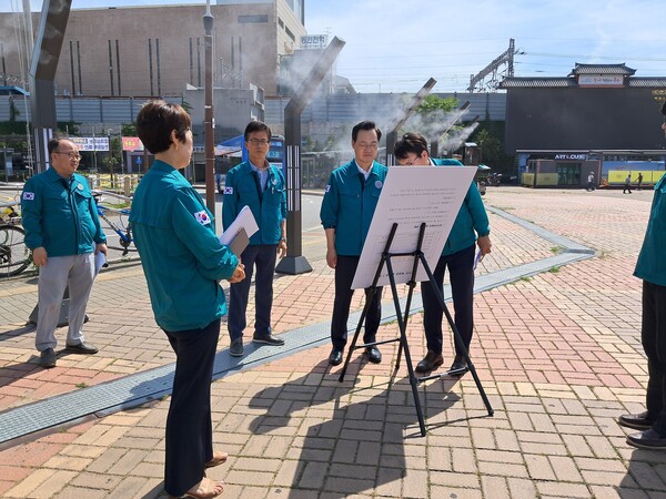 시민과 이동 노동자들의 건강과 안전을 지키기 위해 직접 현장을 찾아 점검 중이다, 사진 / 인천광역시청 제공