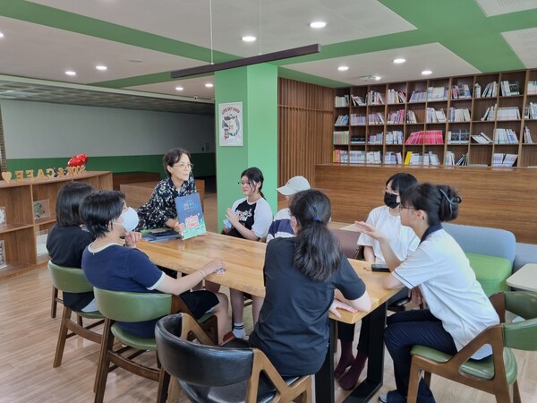 여름방학을 맞아 의정부 관내 10개 학교 청소년들을 위한 ‘연합독서교실’을 운영 중이다, 사진 / 경기도교육청의정부도서관 제공