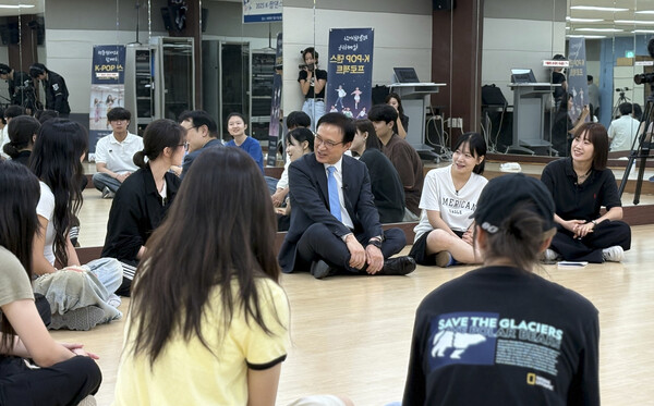 세상에서 가장 큰 학교, ‘K팝 댄스 프로젝트’ 공유학교를 참관하고 참가 학생들과 대화를 나누는 중이다, 사진 / 경기도교육청평생학습관 제공