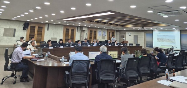 2025년 제4회 주택건설공동위원회에서 '인하대역 2구역 상업3 주상복합 개발사업' 등 3건의 통함 심의를 진행 중이다, 사진 / 인천광역시청 제공