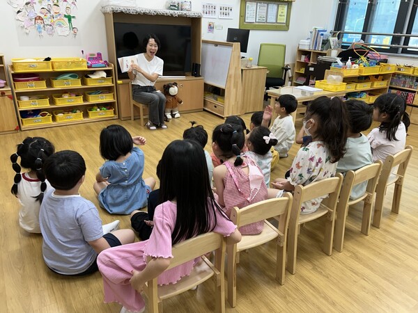 ‘읽걷쓰로 만나는 학부모 동아리 10기’ 학부모 그림책 읽어주기 자원봉사활동을 진행 중이다, 사진 / 인천광역시교육청유아교육진흥원 제공