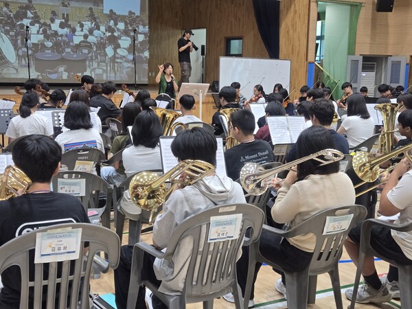 관내 중학교 오케스트라 단원 110여 명을 대상으로 ‘2025학년도 강화 연합오케스트라 하계슈퍼캠프’를 운영 중이다, 사진 / 인천강화교육지원청 제공