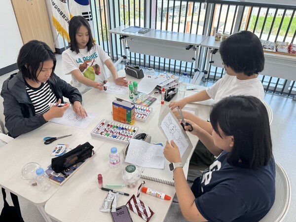 경기공유학교 ‘아하! 마을성장학교’를 통해 학생들이 다양한 학습을 경험하는 중이다, 사진 / 경기도교육청북부유아체험교육원 제공