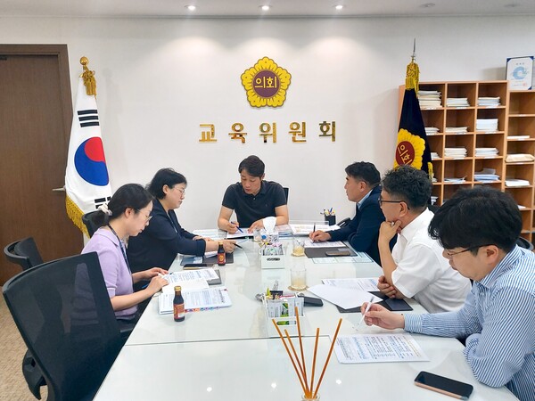 개교 예정인 신검단초등학교의 교명 변경과 관련해 긴급 현안 간담회를 진행 중이다, 사진 / 인천광역시의회 교육위원회 제공