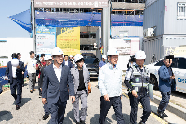 인천광역시의회 정해권 의장이 송도역 KTX복합환승시설 공사 현장을 둘러보고 있다, 사진 / 인천광역시의회 제공
