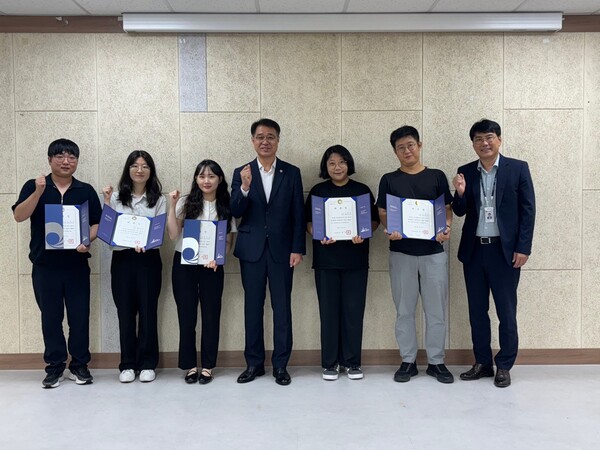 ‘2025년 에코 크리에이터즈’ 발대식을 성공적으로 개최 후 기념 사진을 촬영 중이다, 사진 / 인천광역시청 제공