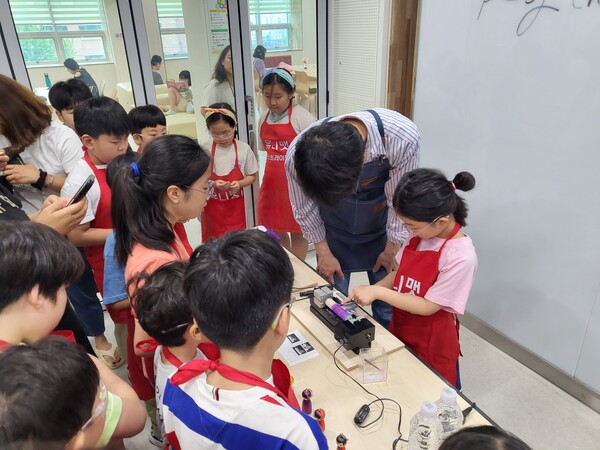 도내 초등학교학생들을 대상으로 전시관 연계 여름방학 융합체험교실인 ‘미과원 과캉스(과학 바캉스)’를 운영 중이다, 사진 / 경기도교육청미래과학교육원 제공