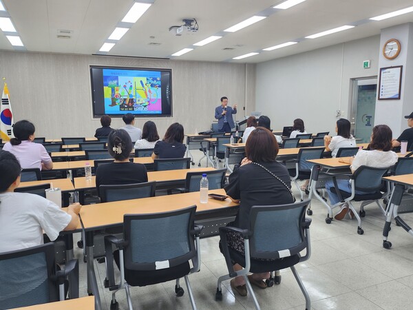 인천과학정보영재교육원에서 ‘2025 여름방학 학부모 특강’을 진행 중이다, 사진 / 인천광역시교육청AI융합교육원 제공