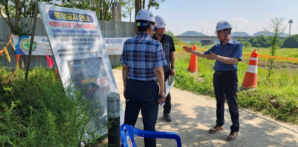 토지주의 입구 차단으로 단절됐던 소래습지생태공원을 찾아 우회통행로 공사 관계자들에게 공사 관련으로 당부하는 중이다, 사진 / 인천광역시의회 제공