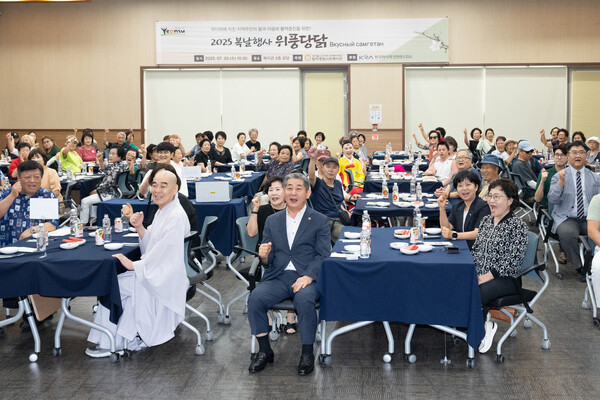 함박종합사회복지관에서 열린 ‘2025 복날행사 위풍당닭’에 참여해 지역 주민들과 함께 따뜻한 정을 나누고 기념 사진을 촬영 중이다, 사진 / 인천광역시의회 제공