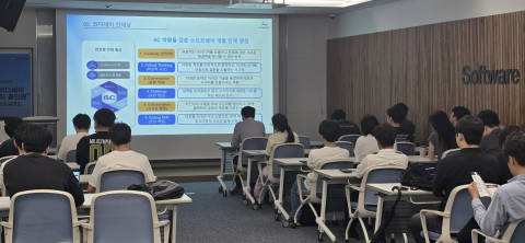 ‘코디세이 AI 올인원’ 현장 설명회 참여자들을 대상으로 교육 과정 소개를 진행하는 모습, 사진 / 이노베이션아카데미 제공