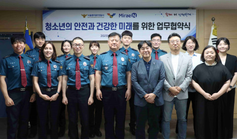 미래엔과 서울동대문경찰서는 지난 6월 30일 ‘청소년의 안전과 건강한 미래를 위한 업무협약’을 체결했다. 이날 행사에는 박시홍 서울동대문경찰서장(앞줄 왼쪽 네 번째), 신광수 미래엔 대표이사(앞줄 왼쪽 다섯 번째)를 비롯한 양 기관 관계자들이 참석했다