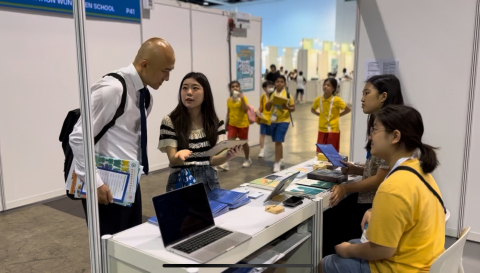 거꾸로캠퍼스 재학생들이 박람회 부스를 직접 운영하며 해외 교육자들과 소통하고 있다, 사진 / 거꾸로캠퍼스 제공