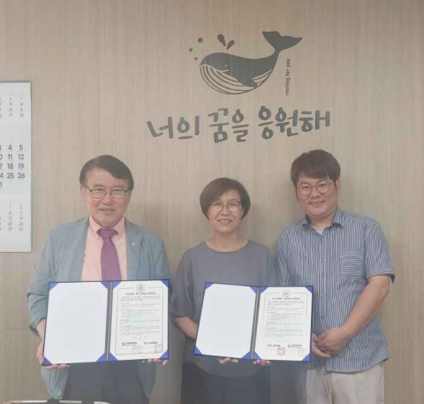 한국교육협회와 극동대학교가 평생교육 실습처 협약을 체결했다. 가운데가 왼쪽이 극동대학교 성인학습처장, 가운데가 한국교육협회 이규숙 대표이사, 사진 / 한국교육협회 제공