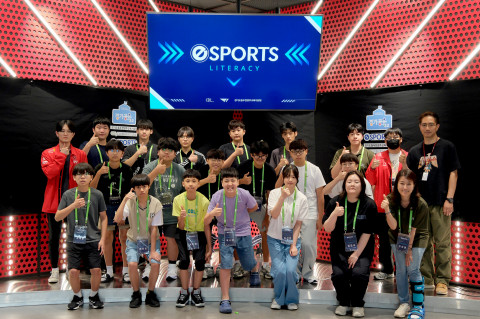 경기공유학교 ‘e스포츠 리터러시’ 교육 수료식 참여자들이 단체 사진을 촬영하고 있다, 사진 / 디지털리터러시협회 제공