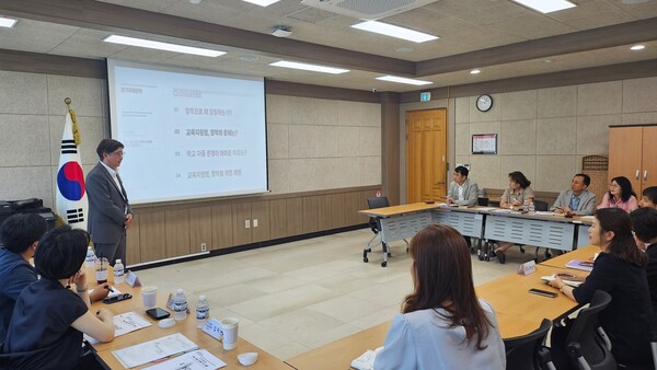 미래교육지원청 시범 운영 본격화를 앞두고 ‘경기미래장학’ 실행력 제고를 위한 현장 소통과 협력 강화 관련으로 이야기를 나누는 중이다, 사진 / 경기도교육청 제공