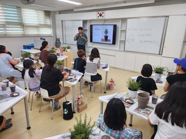 도내 28개 늘봄공유학교(거점형 늘봄센터)의 ‘1센터 1브랜드’ 지역 특화 프로그램 운영 강화를 위한 권역별 업무당당자 협의회를 운영 중이다, 사진 / 경기도교육청 제공
