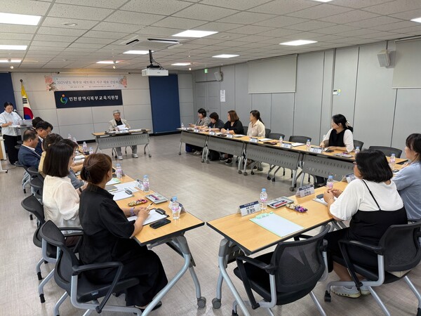 2025학년도 학부모 네트워크 34지구 대표와 간담회를 진행 중이다, 사진 / 인천북부교육지원청 제공