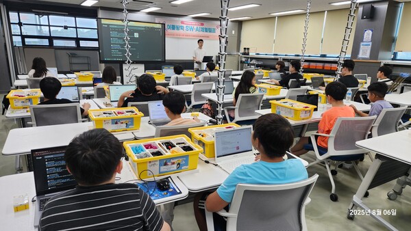 도내 초·중·고등학생을 대상으로 ‘2025학년도 미과원 공유학교 여름방학 소프트웨어(SW)·인공지능(AI) 체험캠프’를 운영 중이다, 사진 / 경기도교육청미래과학교육원 제공