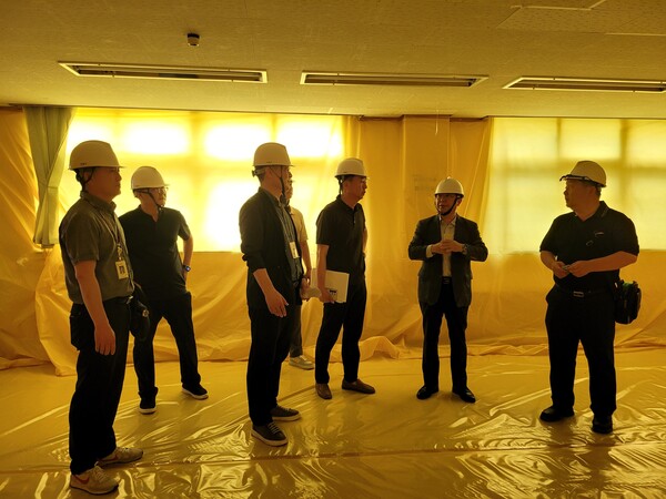 안전한 교육 환경을 위해 여름방학 석면 현장 점검을 진행하고 있다, 사진 / 경기도교육청 제공