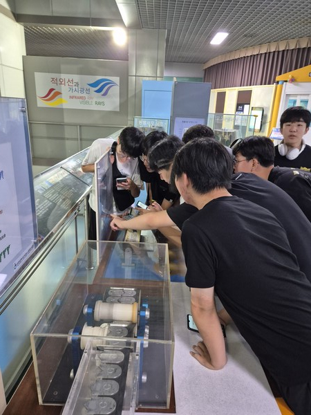 관내 중학생 60명을 대상으로‘미래형 과학관 체험 프로그램’을 운영 중이다, 사진 / 인천광역시교육청AI융합교육원 제공