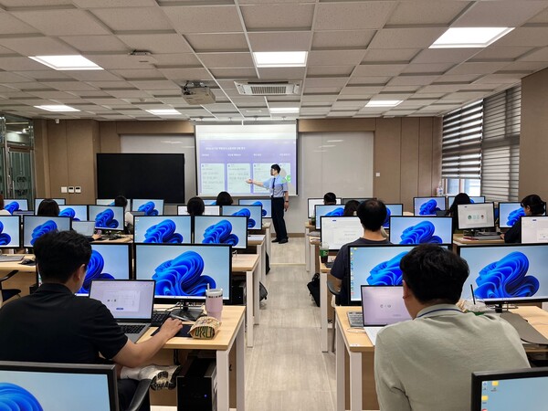 의정부공업고등학교에서 학생의 성공적인 사회 진출 지원을 위한 ‘2025 인공지능(AI) 기반 역량 검사 교원 연수’를 진행 중이다, 사진 / 경기도교육청 제공