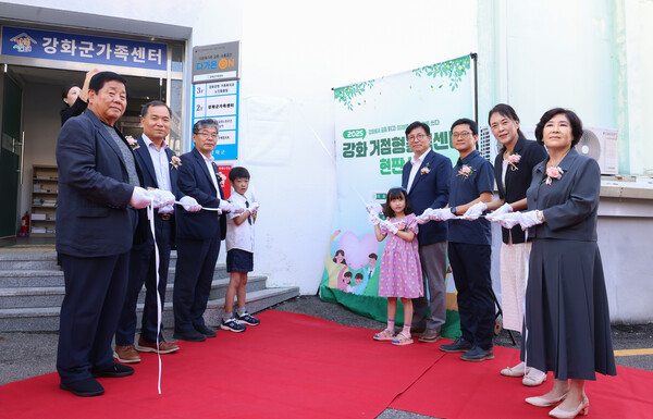 ‘강화 거점형 늘봄센터 현판식’을 개최 후 기념 사진을 촬영 중이다, 사진 / 인천강화교육지원청 제공