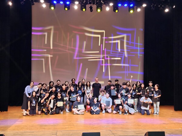 강화고등학교와 강화문예회관에서 ‘2025 강화융합프로젝트’를 운영 후 기념 사진을 촬영 중이다, 사진 / 인천광역시교육청 제공