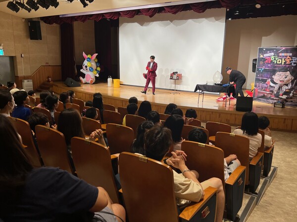 학부모와 자녀가 참여하는‘자녀와 함께하는 두근두근 과학 마술’을 운영 중이다, 사진 / 인천서부교육지원청 제공