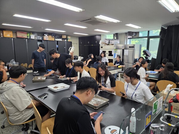 인하대학교 해양과학과에서 고등학생 24명을 대상으로 해양과학 체험 프로그램을 운영 중이다, 사진 / 인천광역시교육청AI융합교육원 제공