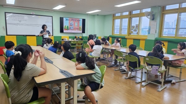 수원시립서호지역아동센터와 함께 지역 어린이들의 교육격차 해소와 독서문화 체험을 진행 중이다, 사진 / 경기도교육청평생학습관 제공