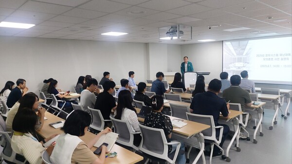 실제 상황을 가정한 ‘재난·재해 통합 모의훈련’을 진행 중이다, 사진 / 경기도교육정보기록원 제공