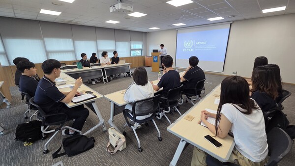 학생참여위원회 학생들이 UN 아시아태평양 정보통신교육원(APCICT)과 UN 거버넌스센터를 방문해 소통을 하고 있다, 사진 / 인천광역시교육청 제공