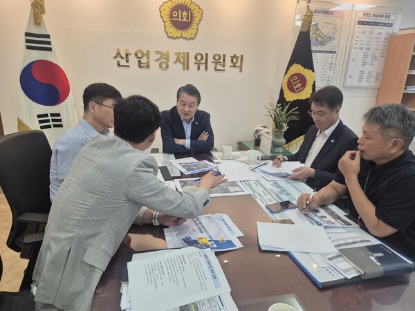 서구 심곡천 수질 개선과 친수공간 조성을 주제로 간담회를 진행 중이다, 사진 / 인천광역시의회 산업경제위원회 제공