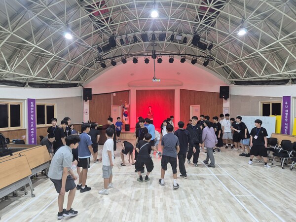 의정부중학교 학생 40여 명을 대상으로 ‘4U 체험중심 미래인성 캠프’ 7기를 운영 중이다, 사진 / 경기도교육청학생교육원 제공