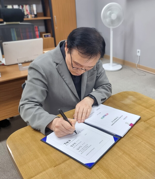 전국학교비정규직연대회의와 단체협약을 체결 중이다, 사진 / 경기도교육청 제공