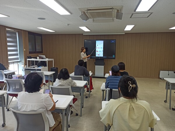 학부모를 대상으로 인공지능(AI)과 디지털 디자인 도구를 활용한 ‘AI와 Canva로 만드는 우리 가족 이야기’ 프로그램을 진행 중이다, 사진 / 인천강화교육지원청 제공